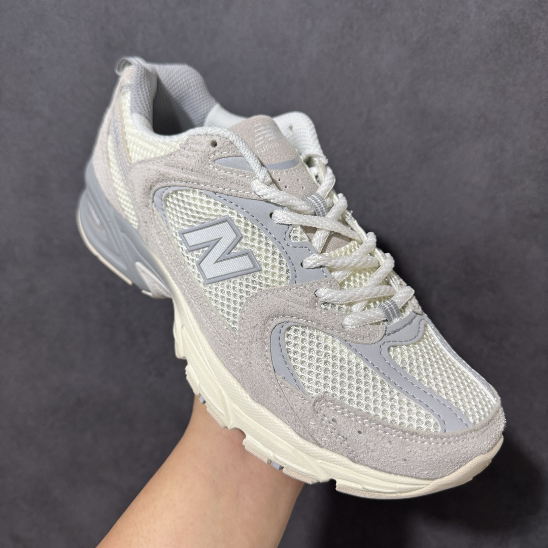 图片[3]-【公司级】New Balance NB530 新百伦复古透气跑步鞋 以皮革为主的人气轮廓 以极具复古风范的跑鞋外观呈现 设计上全鞋以简约清爽的纯白色作基底 鞋身覆盖大面积织物网眼材质 并于鞋头、鞋带孔眼片等细节处点缀对比鲜明的反光银镀层凸显 鞋舌、侧身等位置则辅以一贯的「N」字标志和品牌徽标彰显身份 最后通过搭载的 ABZORB 缓震中底完善整体造型 货号：MR530MR 尺码：36-45-选品中心