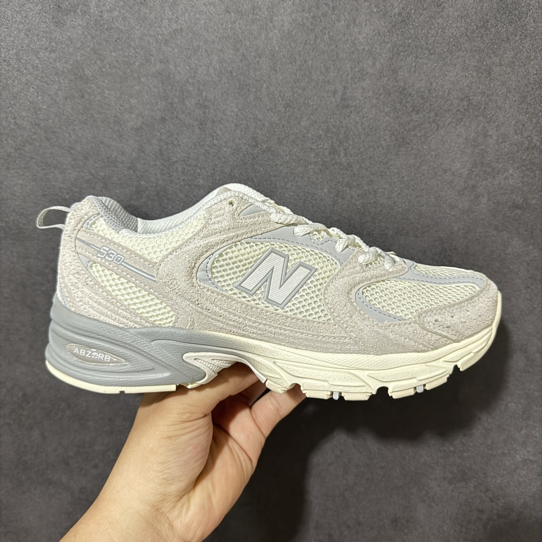 【公司级】New Balance NB530 新百伦复古透气跑步鞋 以皮革为主的人气轮廓 以极具复古风范的跑鞋外观呈现 设计上全鞋以简约清爽的纯白色作基底 鞋身覆盖大面积织物网眼材质 并于鞋头、鞋带孔眼片等细节处点缀对比鲜明的反光银镀层凸显 鞋舌、侧身等位置则辅以一贯的「N」字标志和品牌徽标彰显身份 最后通过搭载的 ABZORB 缓震中底完善整体造型 货号：MR530MR 尺码：36-45-选品中心