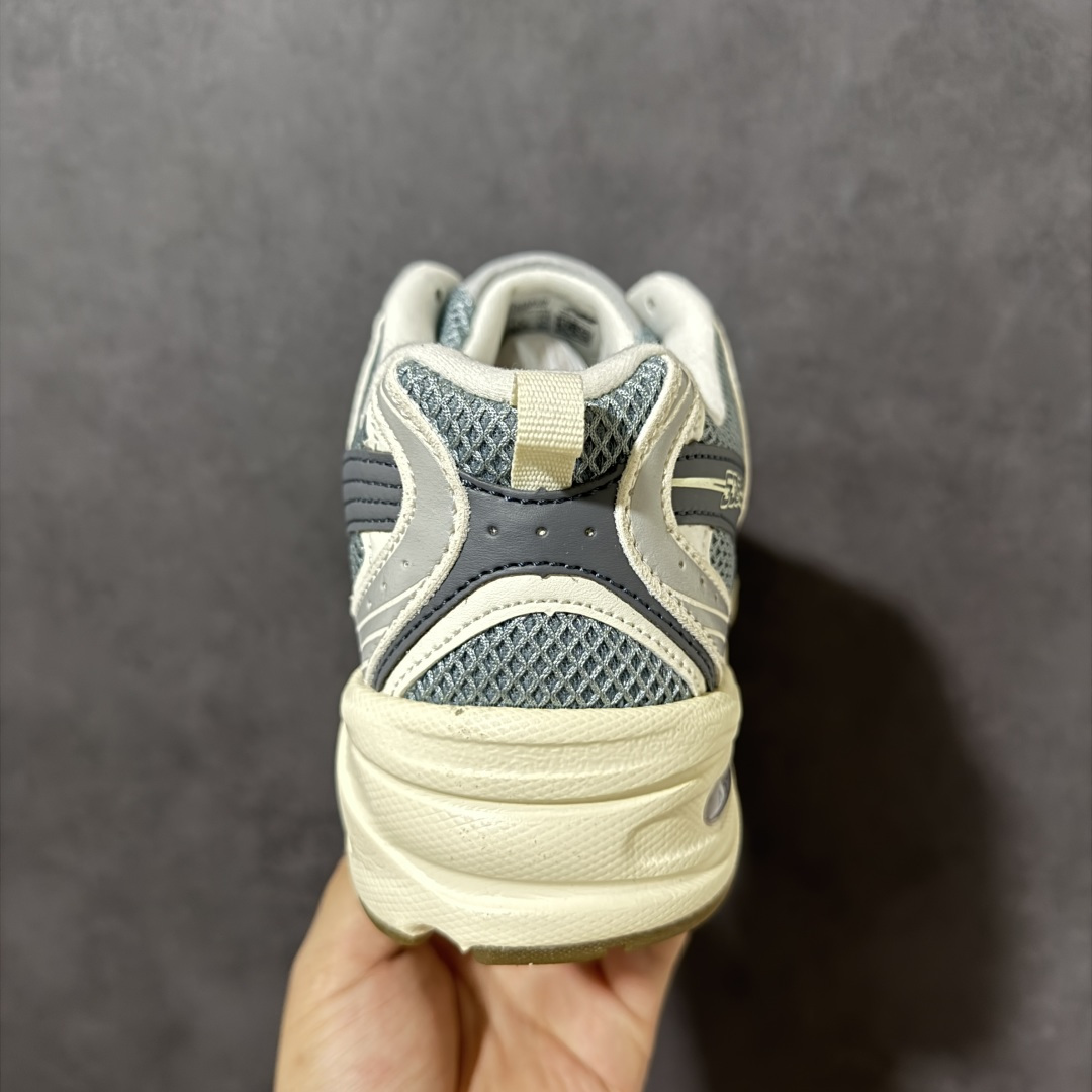 图片[4]-【公司级】New Balance NB530 新百伦复古透气跑步鞋 以皮革为主的人气轮廓 以极具复古风范的跑鞋外观呈现 设计上全鞋以简约清爽的纯白色作基底 鞋身覆盖大面积织物网眼材质 并于鞋头、鞋带孔眼片等细节处点缀对比鲜明的反光银镀层凸显 鞋舌、侧身等位置则辅以一贯的「N」字标志和品牌徽标彰显身份 最后通过搭载的 ABZORB 缓震中底完善整体造型 货号：U530SUB 尺码：36-45-选品中心