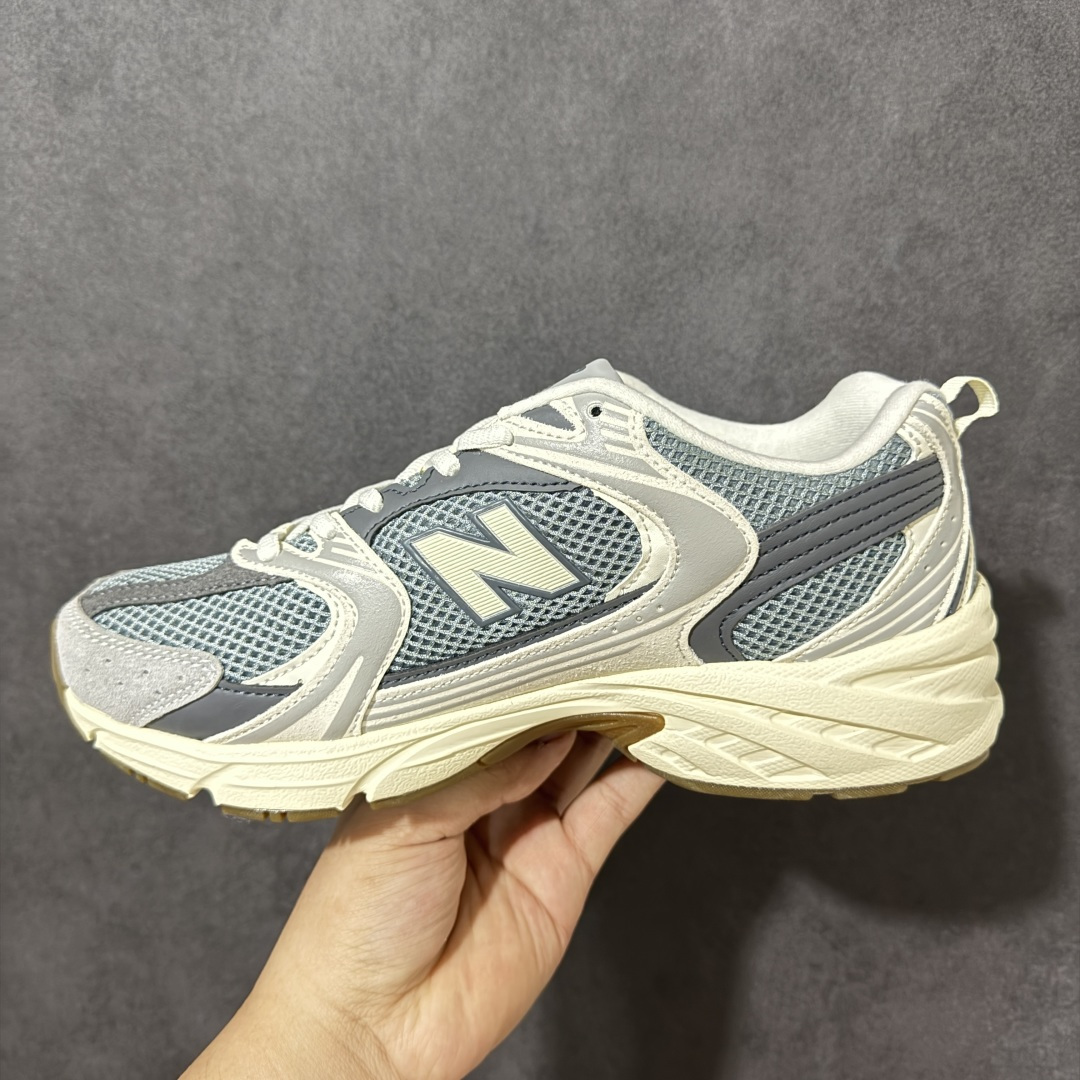 图片[2]-【公司级】New Balance NB530 新百伦复古透气跑步鞋 以皮革为主的人气轮廓 以极具复古风范的跑鞋外观呈现 设计上全鞋以简约清爽的纯白色作基底 鞋身覆盖大面积织物网眼材质 并于鞋头、鞋带孔眼片等细节处点缀对比鲜明的反光银镀层凸显 鞋舌、侧身等位置则辅以一贯的「N」字标志和品牌徽标彰显身份 最后通过搭载的 ABZORB 缓震中底完善整体造型 货号：U530SUB 尺码：36-45-选品中心