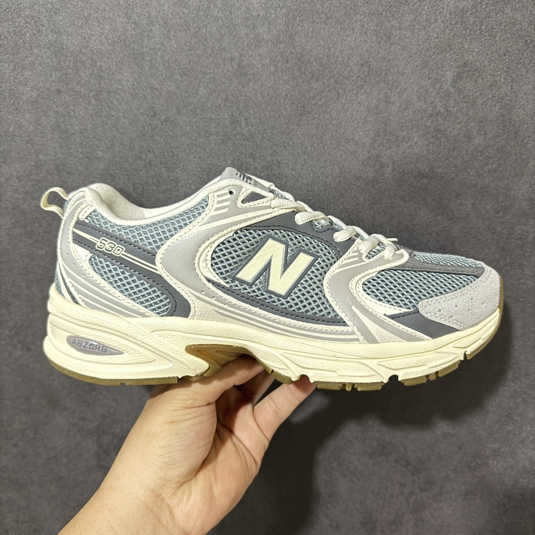 【公司级】New Balance NB530 新百伦复古透气跑步鞋 以皮革为主的人气轮廓 以极具复古风范的跑鞋外观呈现 设计上全鞋以简约清爽的纯白色作基底 鞋身覆盖大面积织物网眼材质 并于鞋头、鞋带孔眼片等细节处点缀对比鲜明的反光银镀层凸显 鞋舌、侧身等位置则辅以一贯的「N」字标志和品牌徽标彰显身份 最后通过搭载的 ABZORB 缓震中底完善整体造型 货号：U530SUB 尺码：36-45-选品中心