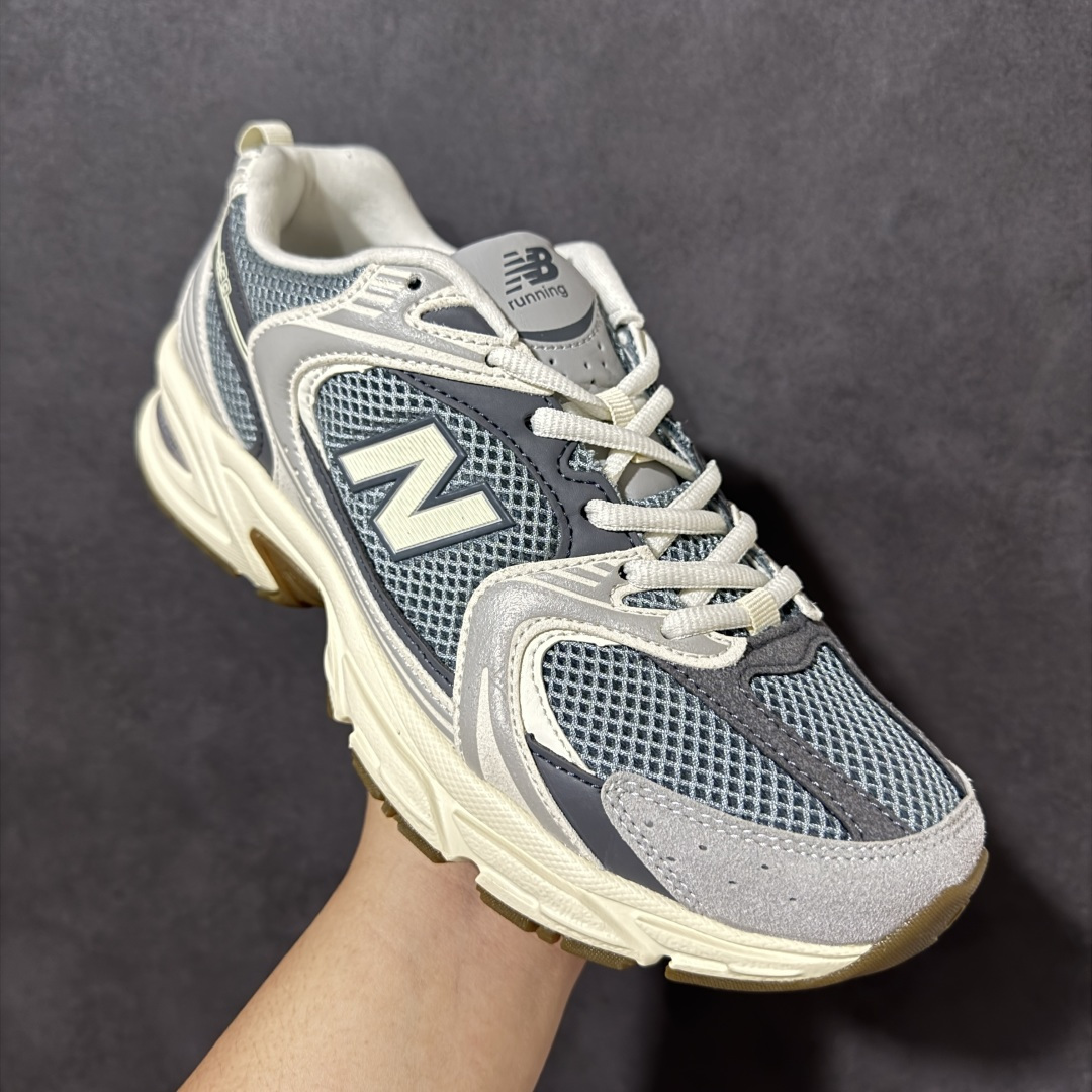 图片[3]-【公司级】New Balance NB530 新百伦复古透气跑步鞋 以皮革为主的人气轮廓 以极具复古风范的跑鞋外观呈现 设计上全鞋以简约清爽的纯白色作基底 鞋身覆盖大面积织物网眼材质 并于鞋头、鞋带孔眼片等细节处点缀对比鲜明的反光银镀层凸显 鞋舌、侧身等位置则辅以一贯的「N」字标志和品牌徽标彰显身份 最后通过搭载的 ABZORB 缓震中底完善整体造型 货号：U530SUB 尺码：36-45-选品中心