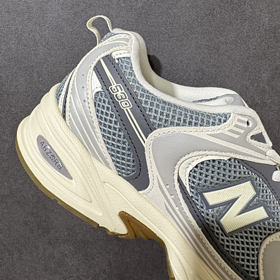 图片[7]-【公司级】New Balance NB530 新百伦复古透气跑步鞋 以皮革为主的人气轮廓 以极具复古风范的跑鞋外观呈现 设计上全鞋以简约清爽的纯白色作基底 鞋身覆盖大面积织物网眼材质 并于鞋头、鞋带孔眼片等细节处点缀对比鲜明的反光银镀层凸显 鞋舌、侧身等位置则辅以一贯的「N」字标志和品牌徽标彰显身份 最后通过搭载的 ABZORB 缓震中底完善整体造型 货号：U530SUB 尺码：36-45-选品中心