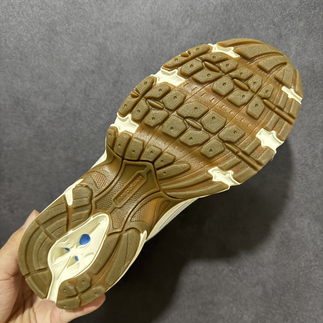 图片[9]-【公司级】New Balance NB530 新百伦复古透气跑步鞋 以皮革为主的人气轮廓 以极具复古风范的跑鞋外观呈现 设计上全鞋以简约清爽的纯白色作基底 鞋身覆盖大面积织物网眼材质 并于鞋头、鞋带孔眼片等细节处点缀对比鲜明的反光银镀层凸显 鞋舌、侧身等位置则辅以一贯的「N」字标志和品牌徽标彰显身份 最后通过搭载的 ABZORB 缓震中底完善整体造型 货号：U530SUB 尺码：36-45-选品中心