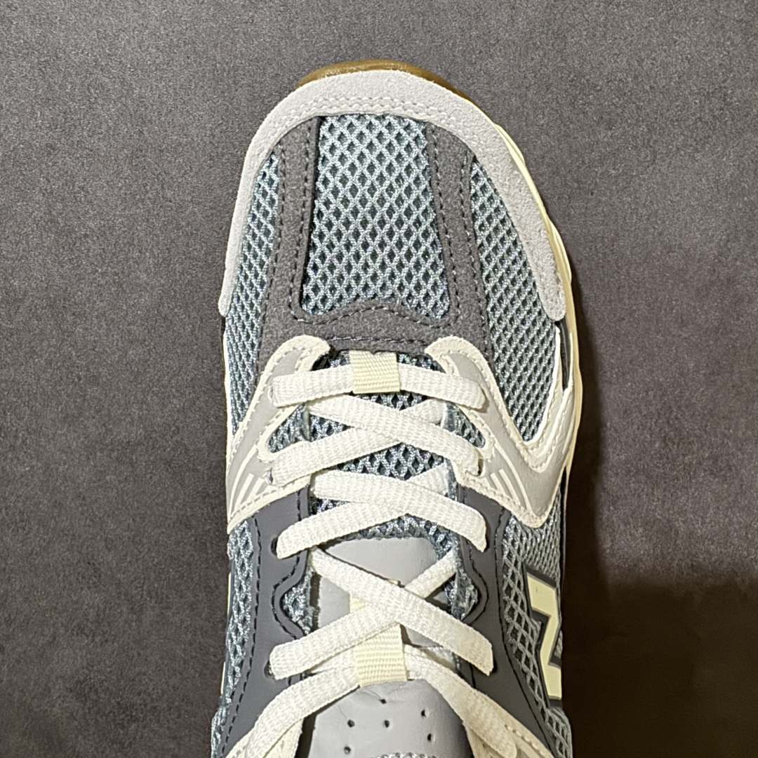 图片[5]-【公司级】New Balance NB530 新百伦复古透气跑步鞋 以皮革为主的人气轮廓 以极具复古风范的跑鞋外观呈现 设计上全鞋以简约清爽的纯白色作基底 鞋身覆盖大面积织物网眼材质 并于鞋头、鞋带孔眼片等细节处点缀对比鲜明的反光银镀层凸显 鞋舌、侧身等位置则辅以一贯的「N」字标志和品牌徽标彰显身份 最后通过搭载的 ABZORB 缓震中底完善整体造型 货号：U530SUB 尺码：36-45-选品中心