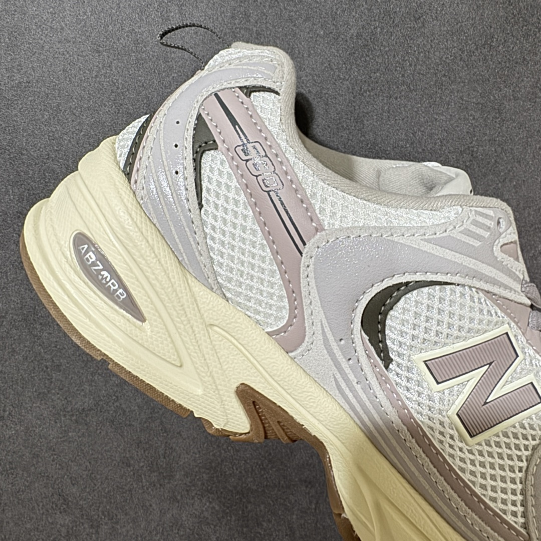 图片[7]-【公司级】New Balance NB530 新百伦复古透气跑步鞋 以皮革为主的人气轮廓 以极具复古风范的跑鞋外观呈现 设计上全鞋以简约清爽的纯白色作基底 鞋身覆盖大面积织物网眼材质 并于鞋头、鞋带孔眼片等细节处点缀对比鲜明的反光银镀层凸显 鞋舌、侧身等位置则辅以一贯的「N」字标志和品牌徽标彰显身份 最后通过搭载的 ABZORB 缓震中底完善整体造型 货号：U5307VI 尺码：36-45-选品中心