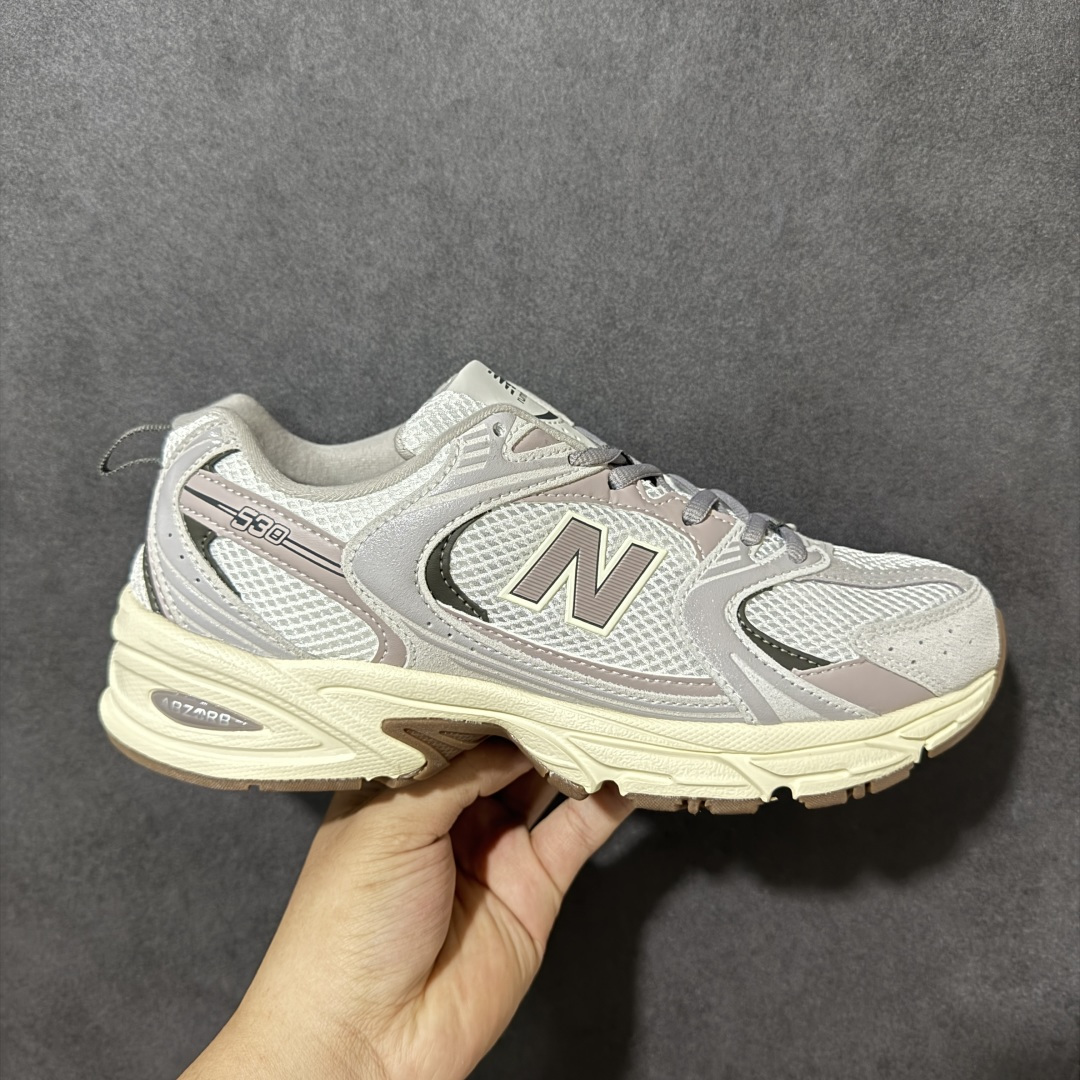 【公司级】New Balance NB530 新百伦复古透气跑步鞋 以皮革为主的人气轮廓 以极具复古风范的跑鞋外观呈现 设计上全鞋以简约清爽的纯白色作基底 鞋身覆盖大面积织物网眼材质 并于鞋头、鞋带孔眼片等细节处点缀对比鲜明的反光银镀层凸显 鞋舌、侧身等位置则辅以一贯的「N」字标志和品牌徽标彰显身份 最后通过搭载的 ABZORB 缓震中底完善整体造型 货号：U5307VI 尺码：36-45-选品中心