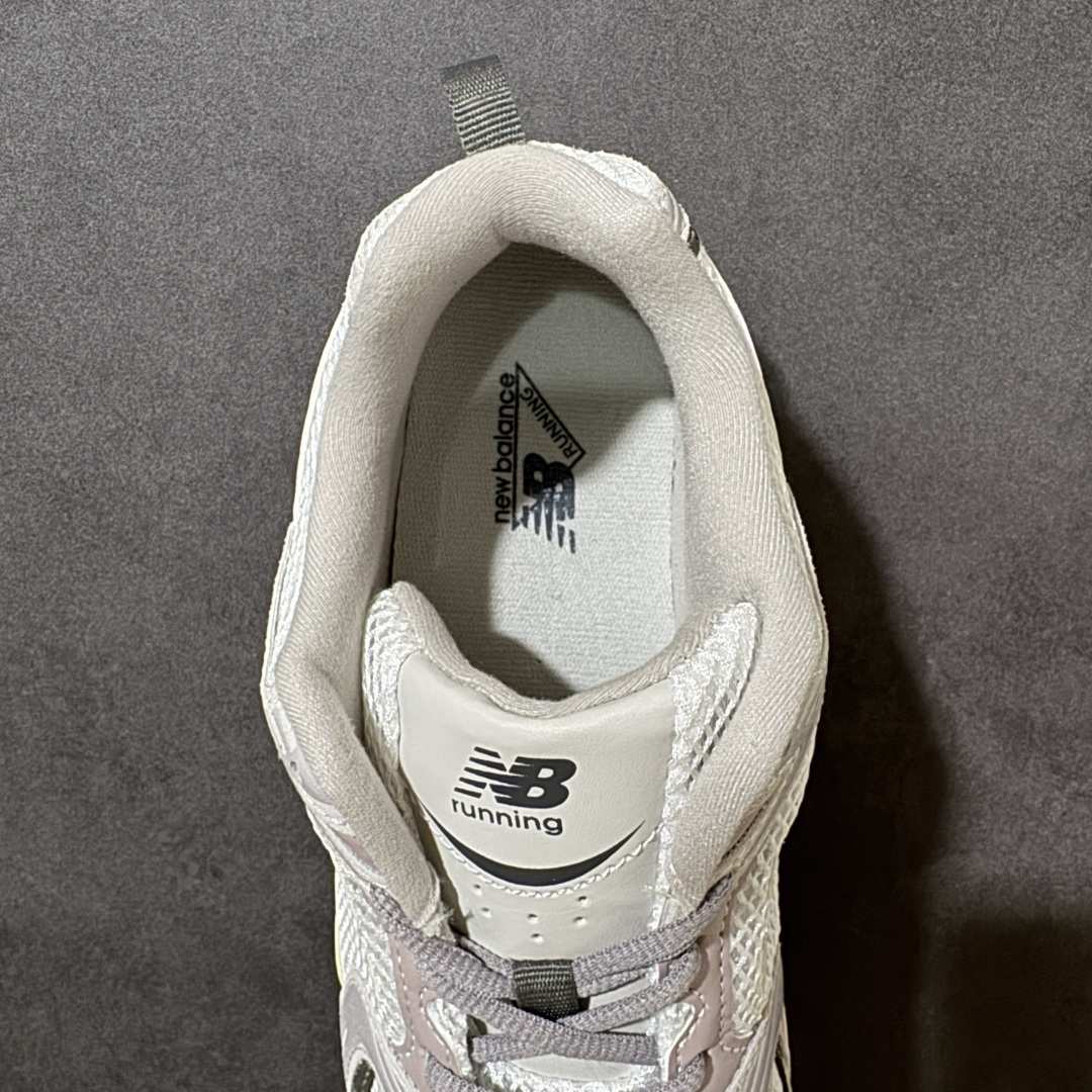 图片[6]-【公司级】New Balance NB530 新百伦复古透气跑步鞋 以皮革为主的人气轮廓 以极具复古风范的跑鞋外观呈现 设计上全鞋以简约清爽的纯白色作基底 鞋身覆盖大面积织物网眼材质 并于鞋头、鞋带孔眼片等细节处点缀对比鲜明的反光银镀层凸显 鞋舌、侧身等位置则辅以一贯的「N」字标志和品牌徽标彰显身份 最后通过搭载的 ABZORB 缓震中底完善整体造型 货号：U5307VI 尺码：36-45-选品中心
