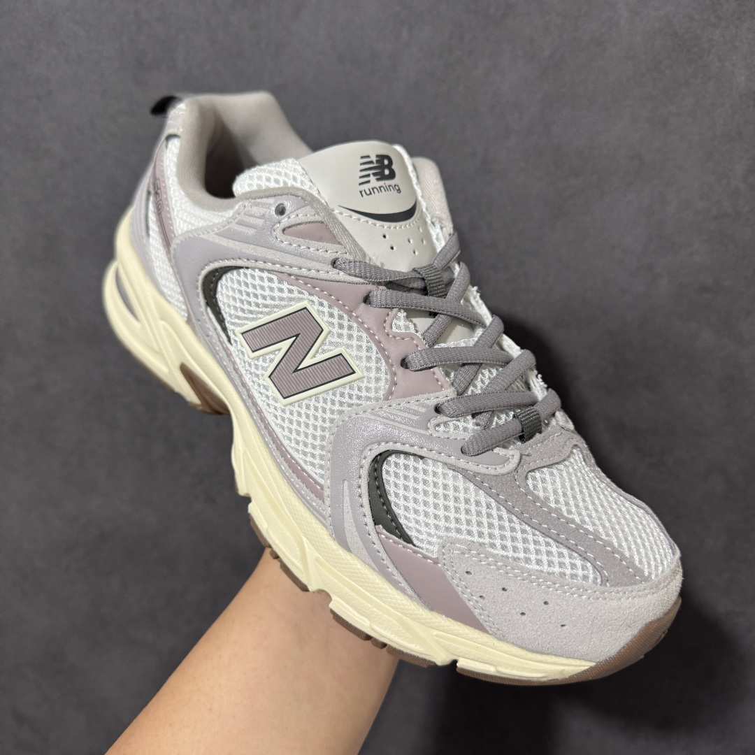 图片[3]-【公司级】New Balance NB530 新百伦复古透气跑步鞋 以皮革为主的人气轮廓 以极具复古风范的跑鞋外观呈现 设计上全鞋以简约清爽的纯白色作基底 鞋身覆盖大面积织物网眼材质 并于鞋头、鞋带孔眼片等细节处点缀对比鲜明的反光银镀层凸显 鞋舌、侧身等位置则辅以一贯的「N」字标志和品牌徽标彰显身份 最后通过搭载的 ABZORB 缓震中底完善整体造型 货号：U5307VI 尺码：36-45-选品中心