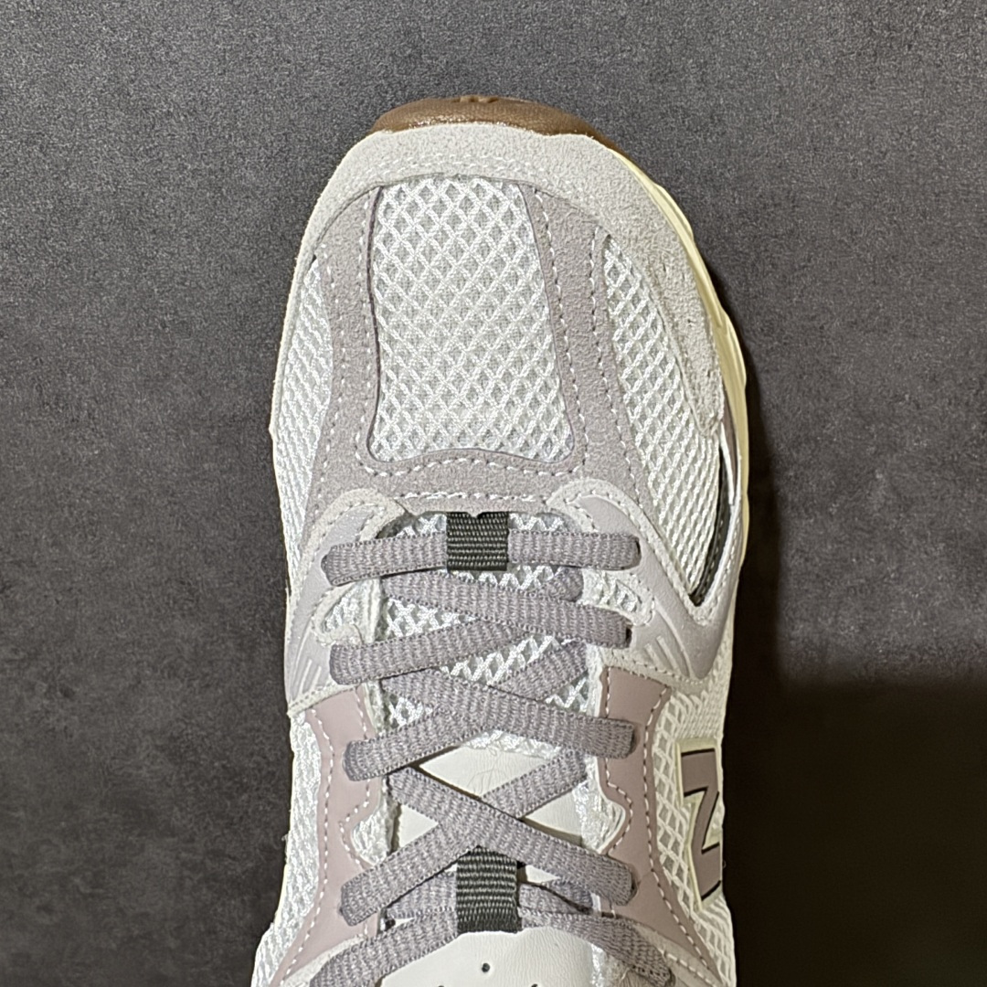图片[5]-【公司级】New Balance NB530 新百伦复古透气跑步鞋 以皮革为主的人气轮廓 以极具复古风范的跑鞋外观呈现 设计上全鞋以简约清爽的纯白色作基底 鞋身覆盖大面积织物网眼材质 并于鞋头、鞋带孔眼片等细节处点缀对比鲜明的反光银镀层凸显 鞋舌、侧身等位置则辅以一贯的「N」字标志和品牌徽标彰显身份 最后通过搭载的 ABZORB 缓震中底完善整体造型 货号：U5307VI 尺码：36-45-选品中心