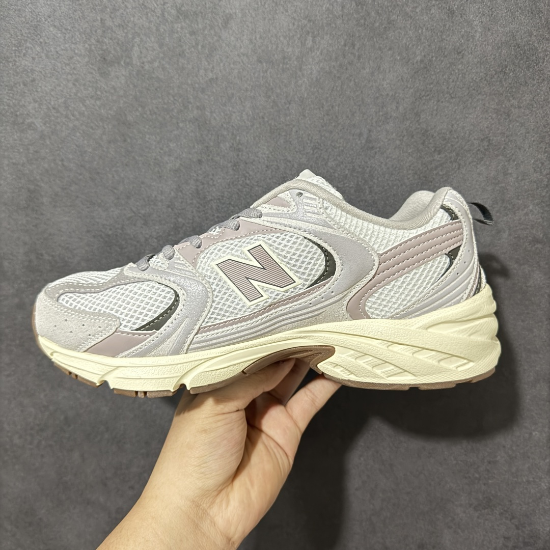 图片[2]-【公司级】New Balance NB530 新百伦复古透气跑步鞋 以皮革为主的人气轮廓 以极具复古风范的跑鞋外观呈现 设计上全鞋以简约清爽的纯白色作基底 鞋身覆盖大面积织物网眼材质 并于鞋头、鞋带孔眼片等细节处点缀对比鲜明的反光银镀层凸显 鞋舌、侧身等位置则辅以一贯的「N」字标志和品牌徽标彰显身份 最后通过搭载的 ABZORB 缓震中底完善整体造型 货号：U5307VI 尺码：36-45-选品中心