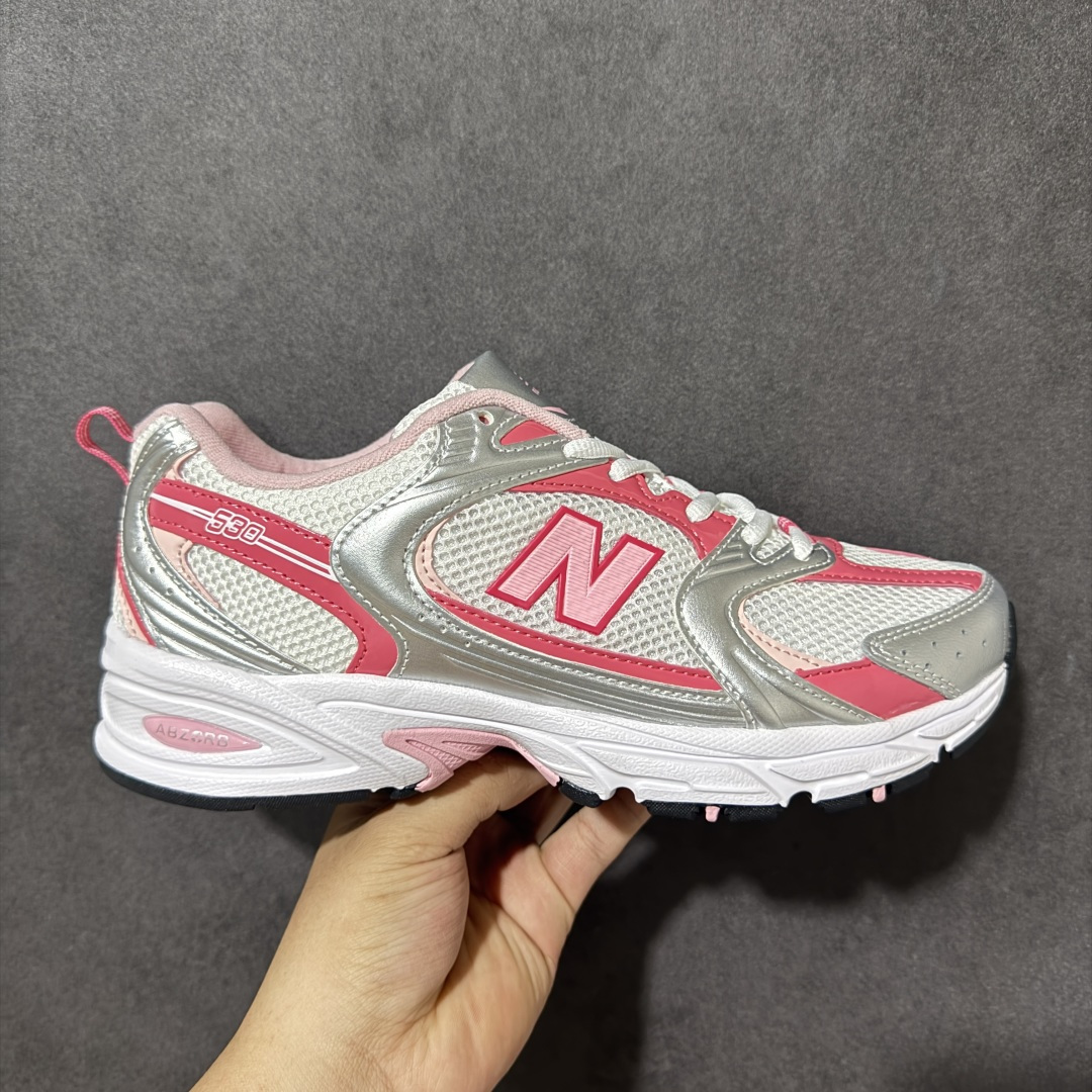 【公司级】New Balance NB530 新百伦复古透气跑步鞋 以皮革为主的人气轮廓 以极具复古风范的跑鞋外观呈现 设计上全鞋以简约清爽的纯白色作基底 鞋身覆盖大面积织物网眼材质 并于鞋头、鞋带孔眼片等细节处点缀对比鲜明的反光银镀层凸显 鞋舌、侧身等位置则辅以一贯的「N」字标志和品牌徽标彰显身份 最后通过搭载的 ABZORB 缓震中底完善整体造型 货号：U53022Q 尺码：36-41-选品中心