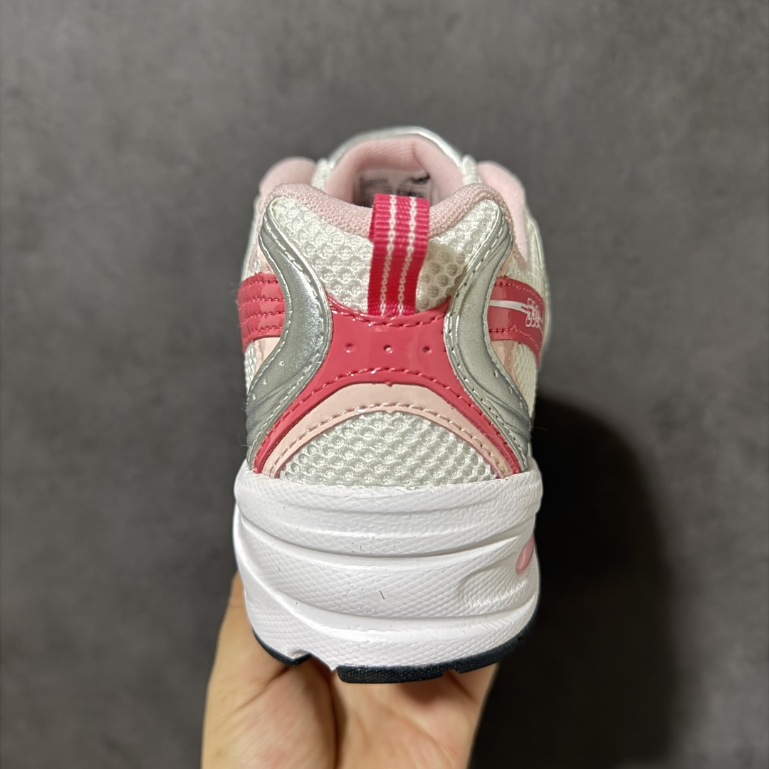 图片[4]-【公司级】New Balance NB530 新百伦复古透气跑步鞋 以皮革为主的人气轮廓 以极具复古风范的跑鞋外观呈现 设计上全鞋以简约清爽的纯白色作基底 鞋身覆盖大面积织物网眼材质 并于鞋头、鞋带孔眼片等细节处点缀对比鲜明的反光银镀层凸显 鞋舌、侧身等位置则辅以一贯的「N」字标志和品牌徽标彰显身份 最后通过搭载的 ABZORB 缓震中底完善整体造型 货号：U53022Q 尺码：36-41-选品中心