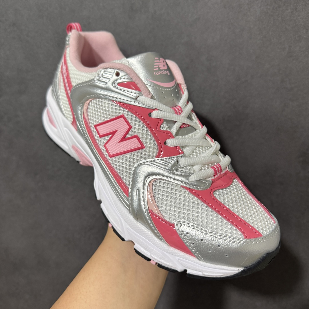 图片[3]-【公司级】New Balance NB530 新百伦复古透气跑步鞋 以皮革为主的人气轮廓 以极具复古风范的跑鞋外观呈现 设计上全鞋以简约清爽的纯白色作基底 鞋身覆盖大面积织物网眼材质 并于鞋头、鞋带孔眼片等细节处点缀对比鲜明的反光银镀层凸显 鞋舌、侧身等位置则辅以一贯的「N」字标志和品牌徽标彰显身份 最后通过搭载的 ABZORB 缓震中底完善整体造型 货号：U53022Q 尺码：36-41-选品中心