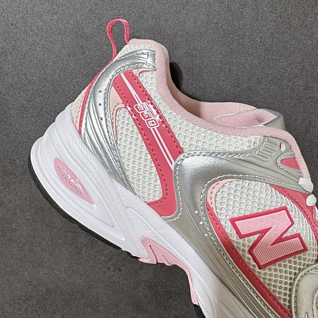 图片[7]-【公司级】New Balance NB530 新百伦复古透气跑步鞋 以皮革为主的人气轮廓 以极具复古风范的跑鞋外观呈现 设计上全鞋以简约清爽的纯白色作基底 鞋身覆盖大面积织物网眼材质 并于鞋头、鞋带孔眼片等细节处点缀对比鲜明的反光银镀层凸显 鞋舌、侧身等位置则辅以一贯的「N」字标志和品牌徽标彰显身份 最后通过搭载的 ABZORB 缓震中底完善整体造型 货号：U53022Q 尺码：36-41-选品中心