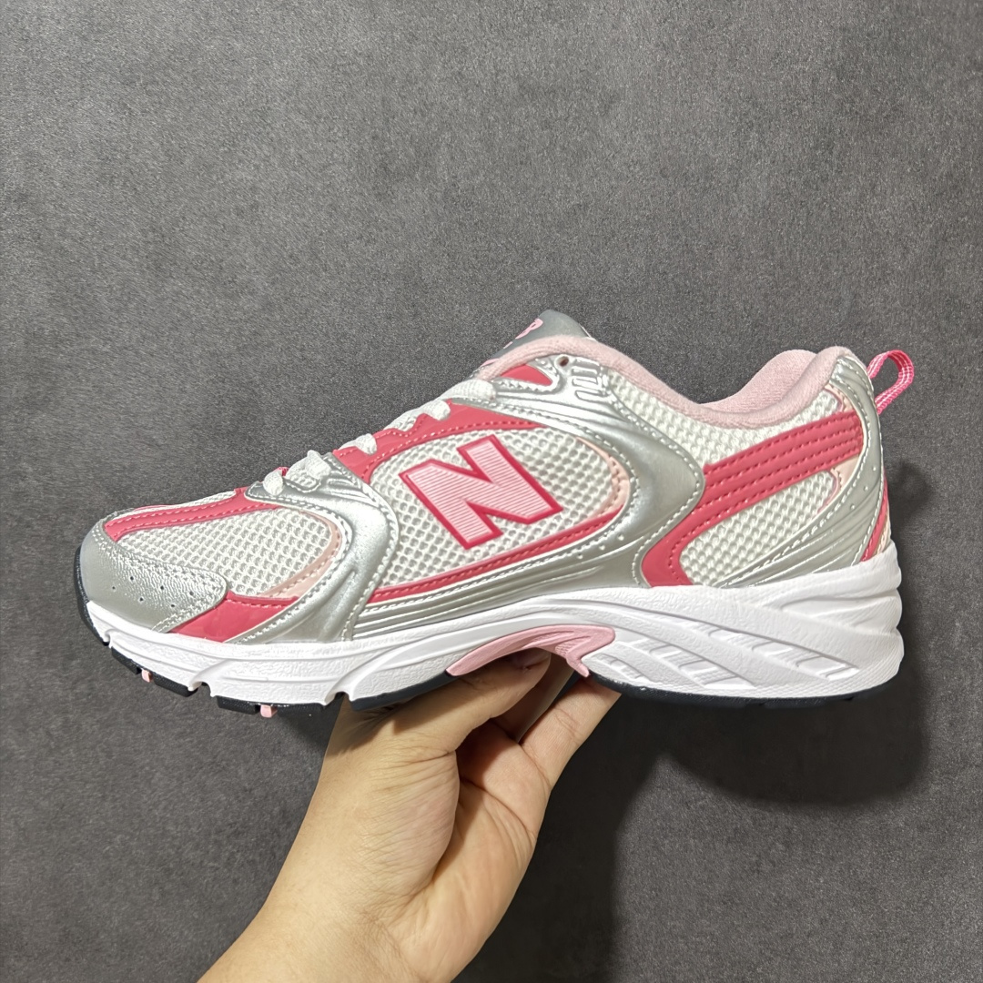 图片[2]-【公司级】New Balance NB530 新百伦复古透气跑步鞋 以皮革为主的人气轮廓 以极具复古风范的跑鞋外观呈现 设计上全鞋以简约清爽的纯白色作基底 鞋身覆盖大面积织物网眼材质 并于鞋头、鞋带孔眼片等细节处点缀对比鲜明的反光银镀层凸显 鞋舌、侧身等位置则辅以一贯的「N」字标志和品牌徽标彰显身份 最后通过搭载的 ABZORB 缓震中底完善整体造型 货号：U53022Q 尺码：36-41-选品中心