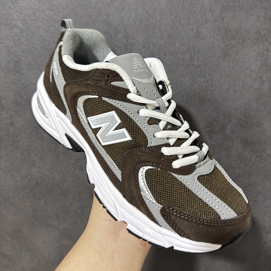 图片[3]-【公司级】New Balance NB530 新百伦复古透气跑步鞋 以皮革为主的人气轮廓 以极具复古风范的跑鞋外观呈现 设计上全鞋以简约清爽的纯白色作基底 鞋身覆盖大面积织物网眼材质 并于鞋头、鞋带孔眼片等细节处点缀对比鲜明的反光银镀层凸显 鞋舌、侧身等位置则辅以一贯的「N」字标志和品牌徽标彰显身份 最后通过搭载的 ABZORB 缓震中底完善整体造型 货号：MR530CL 尺码：36-45-选品中心