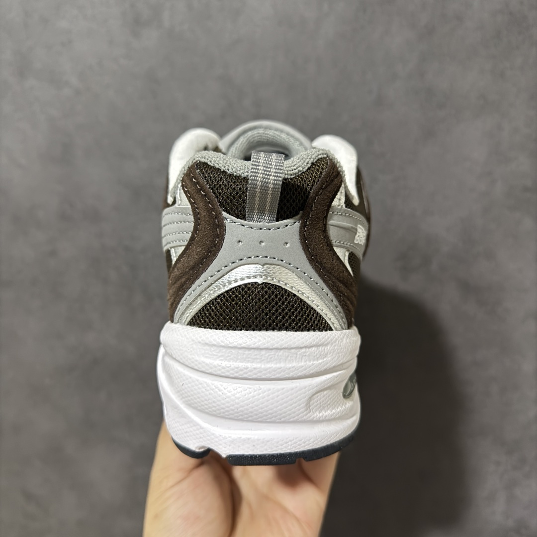 图片[4]-【公司级】New Balance NB530 新百伦复古透气跑步鞋 以皮革为主的人气轮廓 以极具复古风范的跑鞋外观呈现 设计上全鞋以简约清爽的纯白色作基底 鞋身覆盖大面积织物网眼材质 并于鞋头、鞋带孔眼片等细节处点缀对比鲜明的反光银镀层凸显 鞋舌、侧身等位置则辅以一贯的「N」字标志和品牌徽标彰显身份 最后通过搭载的 ABZORB 缓震中底完善整体造型 货号：MR530CL 尺码：36-45-选品中心