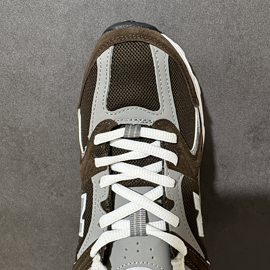 图片[5]-【公司级】New Balance NB530 新百伦复古透气跑步鞋 以皮革为主的人气轮廓 以极具复古风范的跑鞋外观呈现 设计上全鞋以简约清爽的纯白色作基底 鞋身覆盖大面积织物网眼材质 并于鞋头、鞋带孔眼片等细节处点缀对比鲜明的反光银镀层凸显 鞋舌、侧身等位置则辅以一贯的「N」字标志和品牌徽标彰显身份 最后通过搭载的 ABZORB 缓震中底完善整体造型 货号：MR530CL 尺码：36-45-选品中心