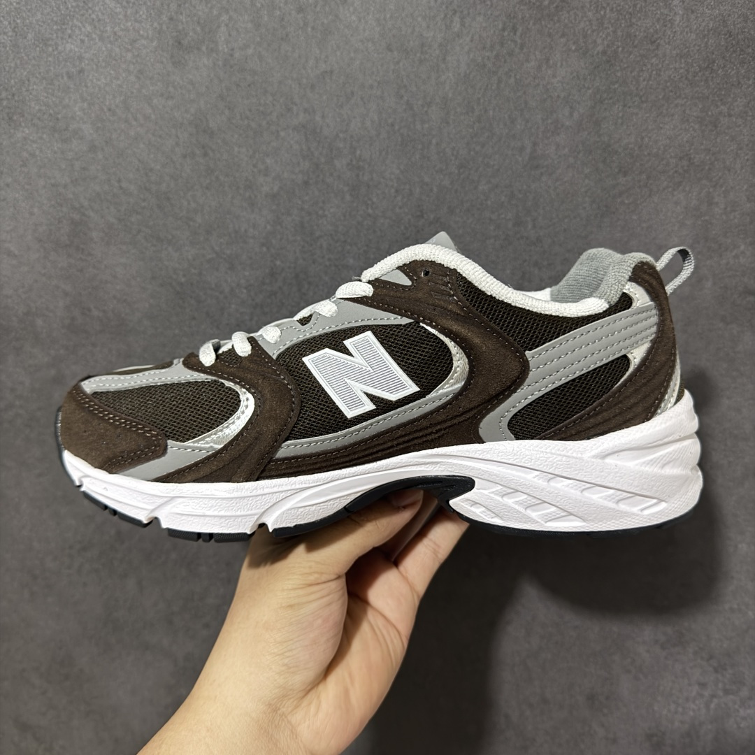 图片[2]-【公司级】New Balance NB530 新百伦复古透气跑步鞋 以皮革为主的人气轮廓 以极具复古风范的跑鞋外观呈现 设计上全鞋以简约清爽的纯白色作基底 鞋身覆盖大面积织物网眼材质 并于鞋头、鞋带孔眼片等细节处点缀对比鲜明的反光银镀层凸显 鞋舌、侧身等位置则辅以一贯的「N」字标志和品牌徽标彰显身份 最后通过搭载的 ABZORB 缓震中底完善整体造型 货号：MR530CL 尺码：36-45-选品中心
