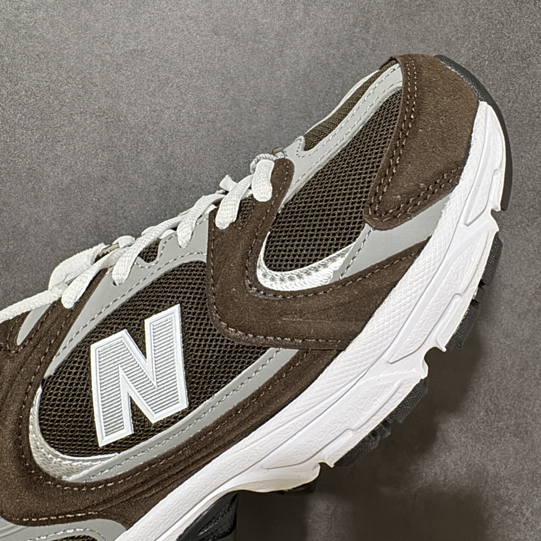 图片[8]-【公司级】New Balance NB530 新百伦复古透气跑步鞋 以皮革为主的人气轮廓 以极具复古风范的跑鞋外观呈现 设计上全鞋以简约清爽的纯白色作基底 鞋身覆盖大面积织物网眼材质 并于鞋头、鞋带孔眼片等细节处点缀对比鲜明的反光银镀层凸显 鞋舌、侧身等位置则辅以一贯的「N」字标志和品牌徽标彰显身份 最后通过搭载的 ABZORB 缓震中底完善整体造型 货号：MR530CL 尺码：36-45-选品中心
