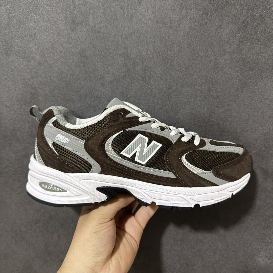 【公司级】New Balance NB530 新百伦复古透气跑步鞋 以皮革为主的人气轮廓 以极具复古风范的跑鞋外观呈现 设计上全鞋以简约清爽的纯白色作基底 鞋身覆盖大面积织物网眼材质 并于鞋头、鞋带孔眼片等细节处点缀对比鲜明的反光银镀层凸显 鞋舌、侧身等位置则辅以一贯的「N」字标志和品牌徽标彰显身份 最后通过搭载的 ABZORB 缓震中底完善整体造型 货号：MR530CL 尺码：36-45-选品中心