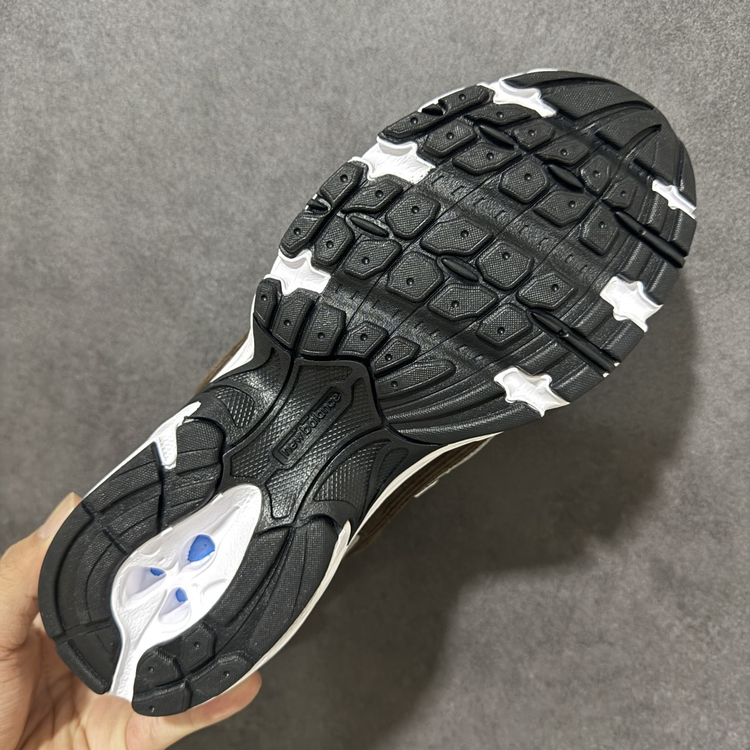 图片[9]-【公司级】New Balance NB530 新百伦复古透气跑步鞋 以皮革为主的人气轮廓 以极具复古风范的跑鞋外观呈现 设计上全鞋以简约清爽的纯白色作基底 鞋身覆盖大面积织物网眼材质 并于鞋头、鞋带孔眼片等细节处点缀对比鲜明的反光银镀层凸显 鞋舌、侧身等位置则辅以一贯的「N」字标志和品牌徽标彰显身份 最后通过搭载的 ABZORB 缓震中底完善整体造型 货号：MR530CL 尺码：36-45-选品中心