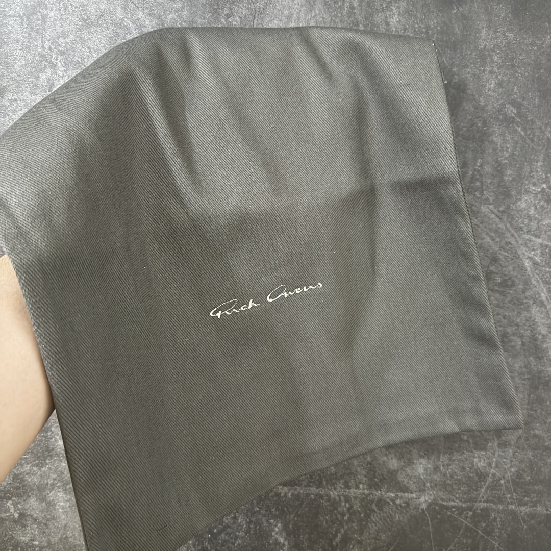 图片[9]-【莞产G版】大匡威RO / Rick Owens DRKSHDW 瑞克·欧文斯 大匡威低帮/低帮 机能金属扣西瓜头 【皮料】 东莞原厂进口全新原厂皮 【鞋头】软糯，轻轻按压有牛皮细细的纹理质感！ 【鞋底】TPU大底奶香味！硬度、肤感一比一！鞋底logo钢印清晰正确！ 【鞋垫】独家私人开模压印！牛皮贴面，双层复合！ 【尺码】 36 37 38 39 40 41 42 43 44 45 46！-选品中心