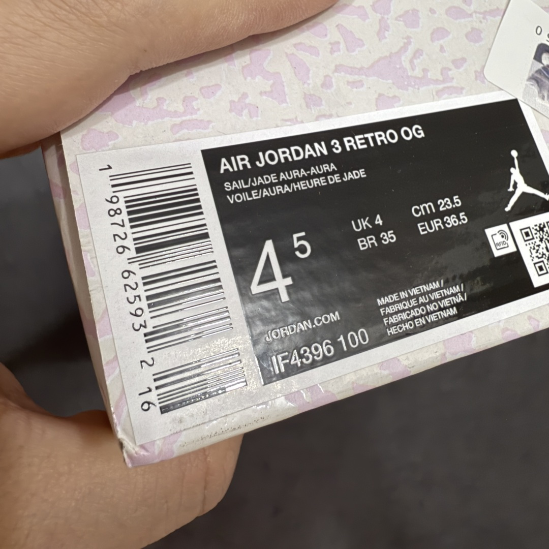 图片[9]-【外贸版】Air Jordan 3 Retro \”Easter\” AJ3 乔3马卡龙色系 IF4396-100  #通体采用纯白皮革打造，辅以浅绿、柔蓝、淡紫、婴儿粉等马卡龙色系点缀。奶白色中底收尾成型，丰富视觉层次，提升质感表现。整双鞋色调柔和克制、搭配协调，不浮夸却氛围感十足。经典爆裂纹由刺绣工艺替代传统压纹材质。光面皮革之上，以刺绣线条勾勒出更简洁、近似迷彩的视觉效果。半透明后跟织唛上，Nike Air 标识以柔和婴儿粉呈现，延续整鞋春日浅色系主题。  尺码：36 36.5 37.5 38 38.5 39 40 40.5 41 42 42.5 43 44 44.5 45 46 47.5-选品中心