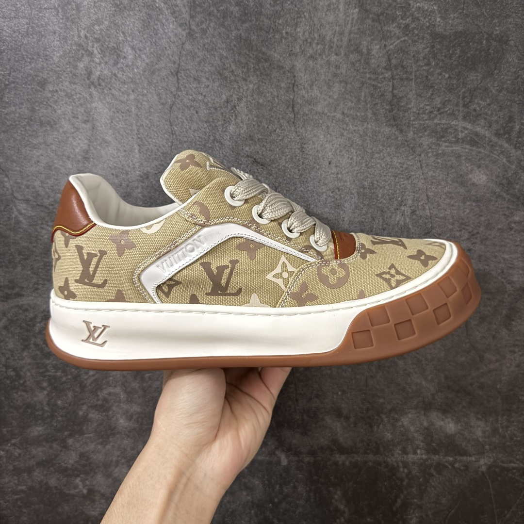 【HS顶级礼盒版】LV 路易威登LOUIS VUITTON Tilted Low Sneakers 倾斜系列低帮复古休闲运动文化百搭板鞋 2026早春款板鞋 饼干鞋 礼盒包装 私模开发大底 正确细节 原鞋原材料1：1打造 完美版型做工 欢迎对比市场任何品质的货品 广东原产 专业LV大厂出品 正确底 大底开发近半年 原楦型开发纸版 全鞋原材料打造 细节 针车 烫金 中底无可挑剔 包装说明书防尘布袋物件(附送官方快递加固牛皮纸外盒!!)# 尺码：39 40 41 42 43 44 45 46-选品中心