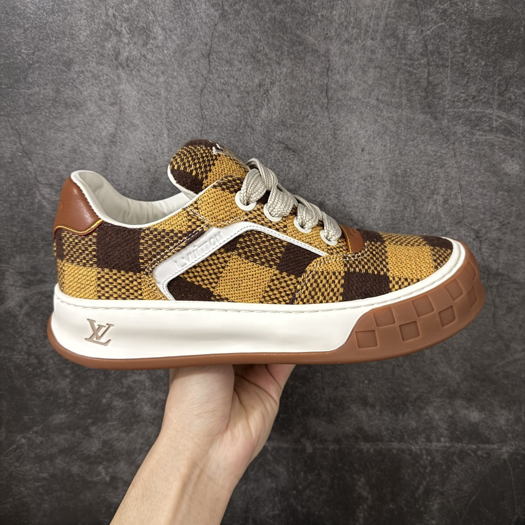 【HS顶级礼盒版】LV 路易威登LOUIS VUITTON Tilted Low Sneakers 倾斜系列低帮复古休闲运动文化百搭板鞋 2026早春款板鞋 饼干鞋 礼盒包装 私模开发大底 正确细节 原鞋原材料1：1打造 完美版型做工 欢迎对比市场任何品质的货品 广东原产 专业LV大厂出品 正确底 大底开发近半年 原楦型开发纸版 全鞋原材料打造 细节 针车 烫金 中底无可挑剔 包装说明书防尘布袋物件(附送官方快递加固牛皮纸外盒!!)# 尺码：39 40 41 42 43 44 45 46-选品中心