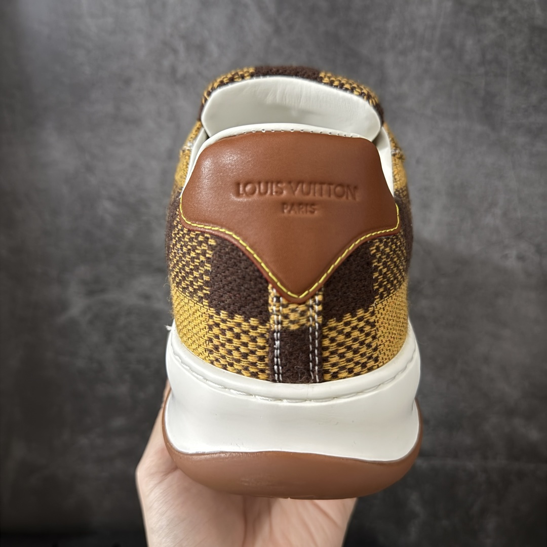 图片[4]-【HS顶级礼盒版】LV 路易威登LOUIS VUITTON Tilted Low Sneakers 倾斜系列低帮复古休闲运动文化百搭板鞋 2026早春款板鞋 饼干鞋 礼盒包装 私模开发大底 正确细节 原鞋原材料1：1打造 完美版型做工 欢迎对比市场任何品质的货品 广东原产 专业LV大厂出品 正确底 大底开发近半年 原楦型开发纸版 全鞋原材料打造 细节 针车 烫金 中底无可挑剔 包装说明书防尘布袋物件(附送官方快递加固牛皮纸外盒!!)# 尺码：39 40 41 42 43 44 45 46-选品中心