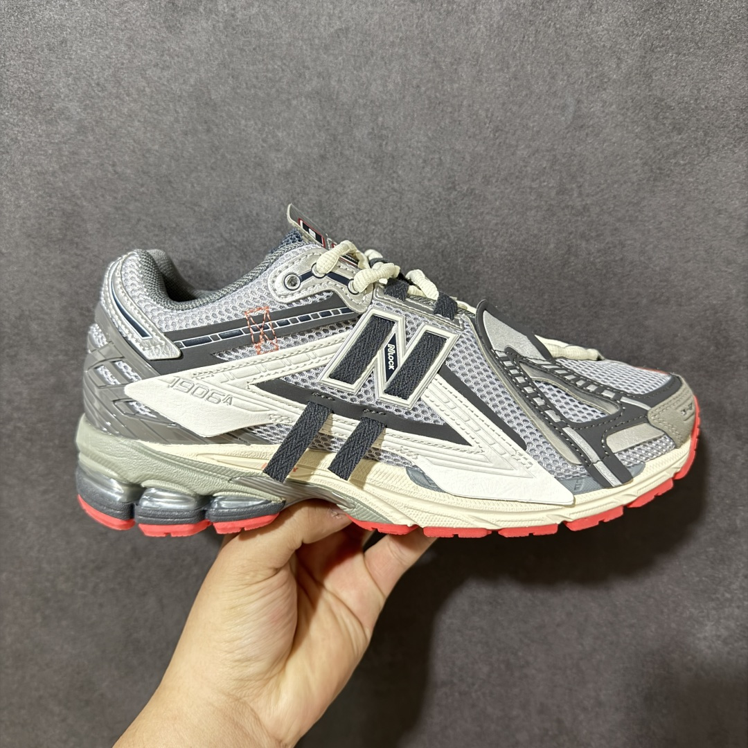 【公司级】New Balance M1906系列 复古单品宝藏老爹鞋款 复古元素叠加 质感超级棒 楦版型材料细节做工精细 作为NB最经典的档案鞋型之一 与2002一样，1906有着NB最成熟的技术加持和复古款式，而本次推出的版本参照2002r的定位，相信会在性价两端做出权衡。单从造型上来看，依旧是vibe风格，味道很正，细节也很酷，这双1906r无疑必能打入复古跑鞋爱好者的年度鞋款名录 货号：U1906AC 尺码：36-45-选品中心