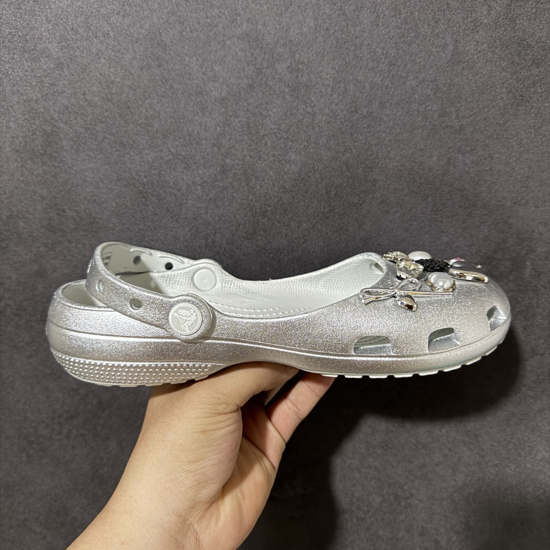 【公司级】Crocs 卡骆驰 芭蕾舞系列 低帮 玫瑰金 舒适百搭经典透气凉鞋拖鞋平底鞋洞洞鞋 时尚撞色设计,充满活力的全新系列,同时拥有复古条纹与经典Logo标志;可调节后跟带,前面变成惬意舒适的凉拖,后面行走跑跳更加稳妥;秉承核心的塑模鞋履工艺,推出了适宜四季的丰富休闲鞋品,所有Crocs鞋款均采用Croslitehb材料制造,这项技术令每一双鞋都具有柔软、舒适、轻便、无痕的出色品质,而这也是每个Crocs拥有者所了解和钟爱的。 货号:214282-040 尺码:35-40 M3-M7 M3=35-36 M4=36-37 M5=37-38 M6=38-39 M7=39-40-选品中心