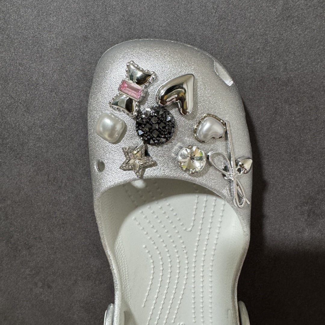 图片[5]-【公司级】Crocs 卡骆驰 芭蕾舞系列 低帮 玫瑰金 舒适百搭经典透气凉鞋拖鞋平底鞋洞洞鞋 时尚撞色设计，充满活力的全新系列，同时拥有复古条纹与经典Logo标志；可调节后跟带，前面变成惬意舒适的凉拖，后面行走跑跳更加稳妥；秉承核心的塑模鞋履工艺，推出了适宜四季的丰富休闲鞋品，所有Crocs鞋款均采用Croslitehb材料制造，这项技术令每一双鞋都具有柔软、舒适、轻便、无痕的出色品质，而这也是每个Crocs拥有者所了解和钟爱的。 货号：214282-040 尺码：35-40 M3-M7 M3=35-36 M4=36-37 M5=37-38 M6=38-39 M7=39-40-选品中心
