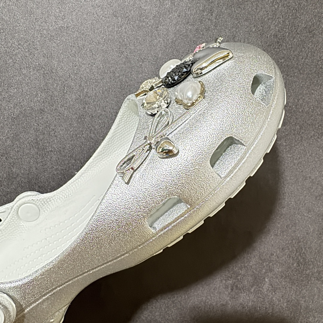 图片[8]-【公司级】Crocs 卡骆驰 芭蕾舞系列 低帮 玫瑰金 舒适百搭经典透气凉鞋拖鞋平底鞋洞洞鞋 时尚撞色设计，充满活力的全新系列，同时拥有复古条纹与经典Logo标志；可调节后跟带，前面变成惬意舒适的凉拖，后面行走跑跳更加稳妥；秉承核心的塑模鞋履工艺，推出了适宜四季的丰富休闲鞋品，所有Crocs鞋款均采用Croslitehb材料制造，这项技术令每一双鞋都具有柔软、舒适、轻便、无痕的出色品质，而这也是每个Crocs拥有者所了解和钟爱的。 货号：214282-040 尺码：35-40 M3-M7 M3=35-36 M4=36-37 M5=37-38 M6=38-39 M7=39-40-选品中心
