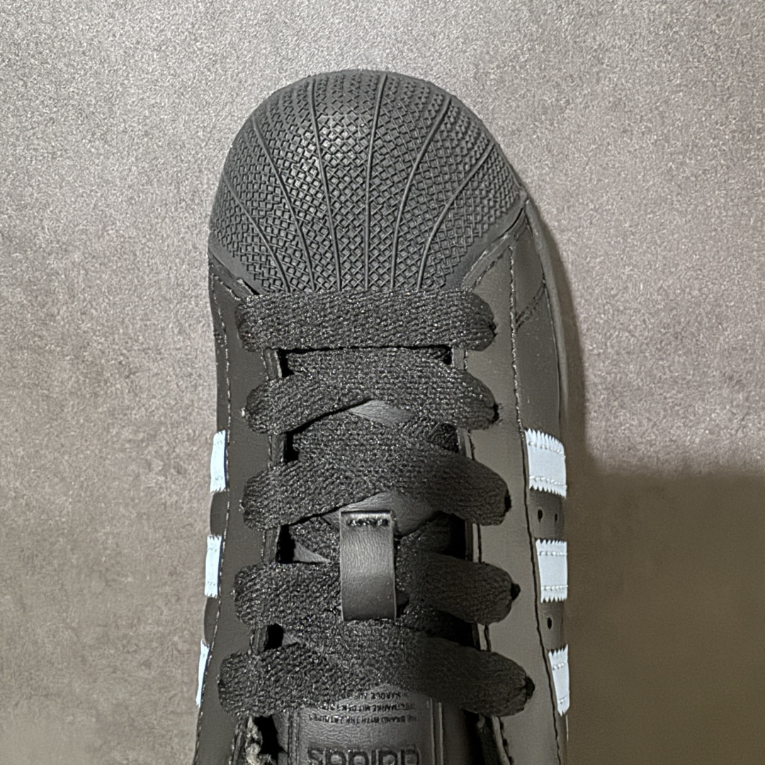 图片[5]-【H11顶级头层版】adidas originals Superstar 2 贝壳头 简约经典 舒适时尚 复古板鞋 男女同款 黑白 货号：JS1338 全新升级版 皮料改进至头层原厂皮 原盒 原底原料 开模打造 原厂织唛鞋标 高精密准度 原楦原纸板开发 匹配原版98%以上 后跟垫棉独家呈现 反口里弧度正确 原厂鞋垫 背胶 后跟电绣针数 与正品一致 原厂皮料 原厂车缝线 质感无敌 皮料切割干净 无任何毛边 清洁度细节完美 进口港宝加持 后跟自然饱满 还原公司包裹性 鞋面采用原装数据贴合技术 全方位贴合包裹脚型 鞋跟部鞋底牵引设计 提供强大的抓地性能 更适应不同实战场地路面 尺码：35.5 36 36.5 37.5 38 38.5 39 40 40.5 41 42 42.5 43 44 45-选品中心