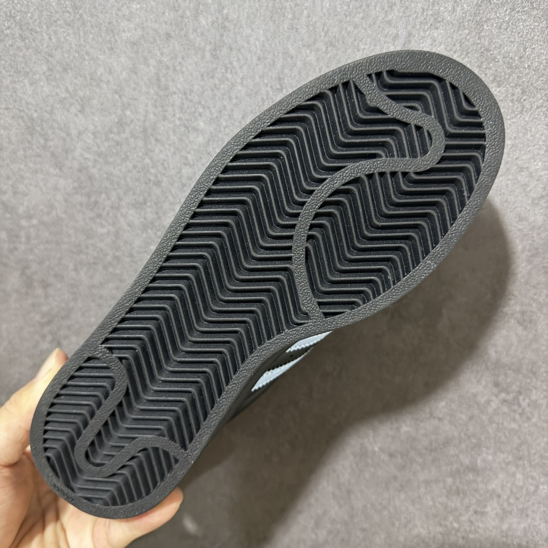 图片[9]-【H11顶级头层版】adidas originals Superstar 2 贝壳头 简约经典 舒适时尚 复古板鞋 男女同款 黑白 货号：JS1338 全新升级版 皮料改进至头层原厂皮 原盒 原底原料 开模打造 原厂织唛鞋标 高精密准度 原楦原纸板开发 匹配原版98%以上 后跟垫棉独家呈现 反口里弧度正确 原厂鞋垫 背胶 后跟电绣针数 与正品一致 原厂皮料 原厂车缝线 质感无敌 皮料切割干净 无任何毛边 清洁度细节完美 进口港宝加持 后跟自然饱满 还原公司包裹性 鞋面采用原装数据贴合技术 全方位贴合包裹脚型 鞋跟部鞋底牵引设计 提供强大的抓地性能 更适应不同实战场地路面 尺码：35.5 36 36.5 37.5 38 38.5 39 40 40.5 41 42 42.5 43 44 45-选品中心