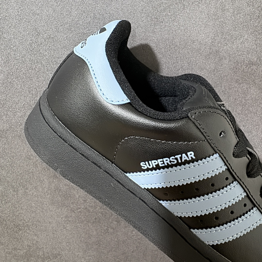 图片[7]-【H11顶级头层版】adidas originals Superstar 2 贝壳头 简约经典 舒适时尚 复古板鞋 男女同款 黑白 货号：JS1338 全新升级版 皮料改进至头层原厂皮 原盒 原底原料 开模打造 原厂织唛鞋标 高精密准度 原楦原纸板开发 匹配原版98%以上 后跟垫棉独家呈现 反口里弧度正确 原厂鞋垫 背胶 后跟电绣针数 与正品一致 原厂皮料 原厂车缝线 质感无敌 皮料切割干净 无任何毛边 清洁度细节完美 进口港宝加持 后跟自然饱满 还原公司包裹性 鞋面采用原装数据贴合技术 全方位贴合包裹脚型 鞋跟部鞋底牵引设计 提供强大的抓地性能 更适应不同实战场地路面 尺码：35.5 36 36.5 37.5 38 38.5 39 40 40.5 41 42 42.5 43 44 45-选品中心