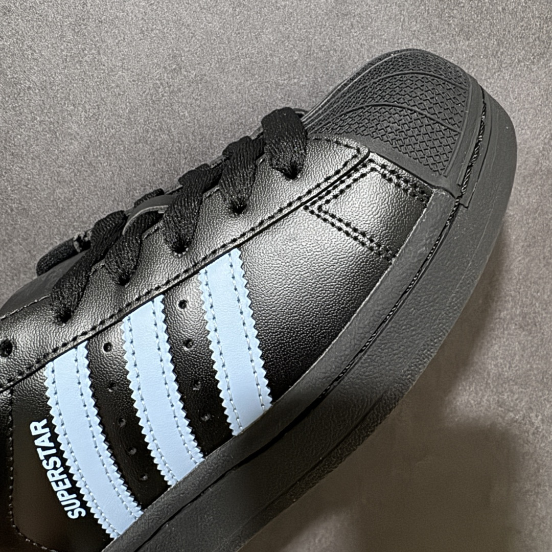 图片[8]-【H11顶级头层版】adidas originals Superstar 2 贝壳头 简约经典 舒适时尚 复古板鞋 男女同款 黑白 货号：JS1338 全新升级版 皮料改进至头层原厂皮 原盒 原底原料 开模打造 原厂织唛鞋标 高精密准度 原楦原纸板开发 匹配原版98%以上 后跟垫棉独家呈现 反口里弧度正确 原厂鞋垫 背胶 后跟电绣针数 与正品一致 原厂皮料 原厂车缝线 质感无敌 皮料切割干净 无任何毛边 清洁度细节完美 进口港宝加持 后跟自然饱满 还原公司包裹性 鞋面采用原装数据贴合技术 全方位贴合包裹脚型 鞋跟部鞋底牵引设计 提供强大的抓地性能 更适应不同实战场地路面 尺码：35.5 36 36.5 37.5 38 38.5 39 40 40.5 41 42 42.5 43 44 45-选品中心