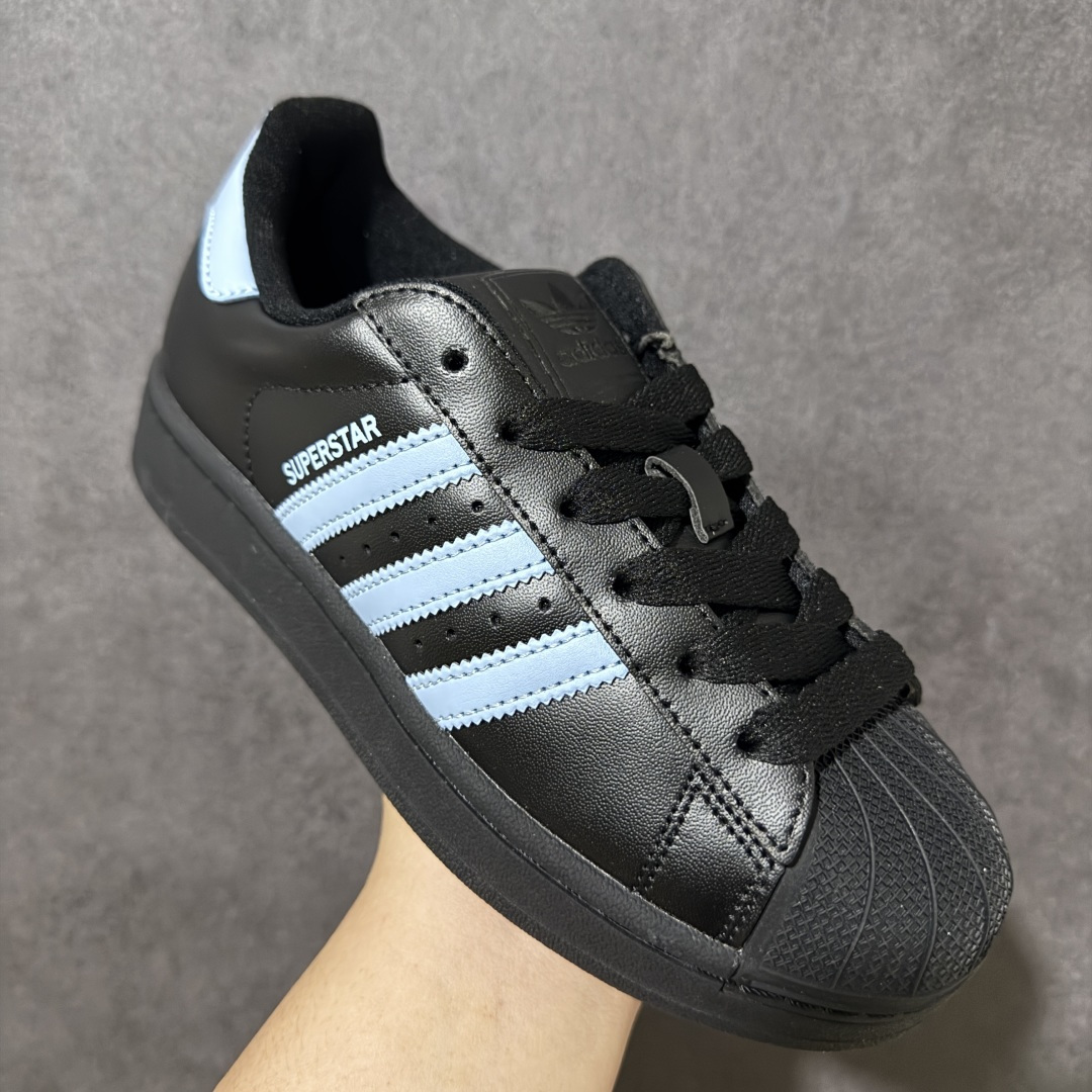 图片[3]-【H11顶级头层版】adidas originals Superstar 2 贝壳头 简约经典 舒适时尚 复古板鞋 男女同款 黑白 货号：JS1338 全新升级版 皮料改进至头层原厂皮 原盒 原底原料 开模打造 原厂织唛鞋标 高精密准度 原楦原纸板开发 匹配原版98%以上 后跟垫棉独家呈现 反口里弧度正确 原厂鞋垫 背胶 后跟电绣针数 与正品一致 原厂皮料 原厂车缝线 质感无敌 皮料切割干净 无任何毛边 清洁度细节完美 进口港宝加持 后跟自然饱满 还原公司包裹性 鞋面采用原装数据贴合技术 全方位贴合包裹脚型 鞋跟部鞋底牵引设计 提供强大的抓地性能 更适应不同实战场地路面 尺码：35.5 36 36.5 37.5 38 38.5 39 40 40.5 41 42 42.5 43 44 45-选品中心