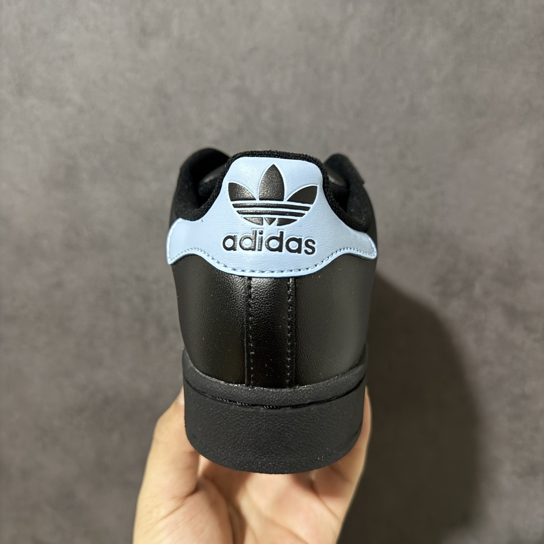 图片[4]-【H11顶级头层版】adidas originals Superstar 2 贝壳头 简约经典 舒适时尚 复古板鞋 男女同款 黑白 货号：JS1338 全新升级版 皮料改进至头层原厂皮 原盒 原底原料 开模打造 原厂织唛鞋标 高精密准度 原楦原纸板开发 匹配原版98%以上 后跟垫棉独家呈现 反口里弧度正确 原厂鞋垫 背胶 后跟电绣针数 与正品一致 原厂皮料 原厂车缝线 质感无敌 皮料切割干净 无任何毛边 清洁度细节完美 进口港宝加持 后跟自然饱满 还原公司包裹性 鞋面采用原装数据贴合技术 全方位贴合包裹脚型 鞋跟部鞋底牵引设计 提供强大的抓地性能 更适应不同实战场地路面 尺码：35.5 36 36.5 37.5 38 38.5 39 40 40.5 41 42 42.5 43 44 45-选品中心