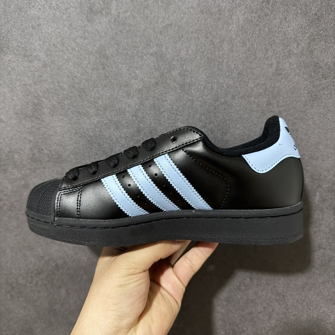 图片[2]-【H11顶级头层版】adidas originals Superstar 2 贝壳头 简约经典 舒适时尚 复古板鞋 男女同款 黑白 货号：JS1338 全新升级版 皮料改进至头层原厂皮 原盒 原底原料 开模打造 原厂织唛鞋标 高精密准度 原楦原纸板开发 匹配原版98%以上 后跟垫棉独家呈现 反口里弧度正确 原厂鞋垫 背胶 后跟电绣针数 与正品一致 原厂皮料 原厂车缝线 质感无敌 皮料切割干净 无任何毛边 清洁度细节完美 进口港宝加持 后跟自然饱满 还原公司包裹性 鞋面采用原装数据贴合技术 全方位贴合包裹脚型 鞋跟部鞋底牵引设计 提供强大的抓地性能 更适应不同实战场地路面 尺码：35.5 36 36.5 37.5 38 38.5 39 40 40.5 41 42 42.5 43 44 45-选品中心