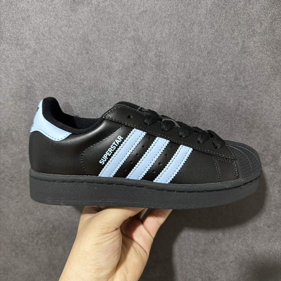 【H11顶级头层版】adidas originals Superstar 2 贝壳头 简约经典 舒适时尚 复古板鞋 男女同款 黑白 货号：JS1338 全新升级版 皮料改进至头层原厂皮 原盒 原底原料 开模打造 原厂织唛鞋标 高精密准度 原楦原纸板开发 匹配原版98%以上 后跟垫棉独家呈现 反口里弧度正确 原厂鞋垫 背胶 后跟电绣针数 与正品一致 原厂皮料 原厂车缝线 质感无敌 皮料切割干净 无任何毛边 清洁度细节完美 进口港宝加持 后跟自然饱满 还原公司包裹性 鞋面采用原装数据贴合技术 全方位贴合包裹脚型 鞋跟部鞋底牵引设计 提供强大的抓地性能 更适应不同实战场地路面 尺码：35.5 36 36.5 37.5 38 38.5 39 40 40.5 41 42 42.5 43 44 45-选品中心