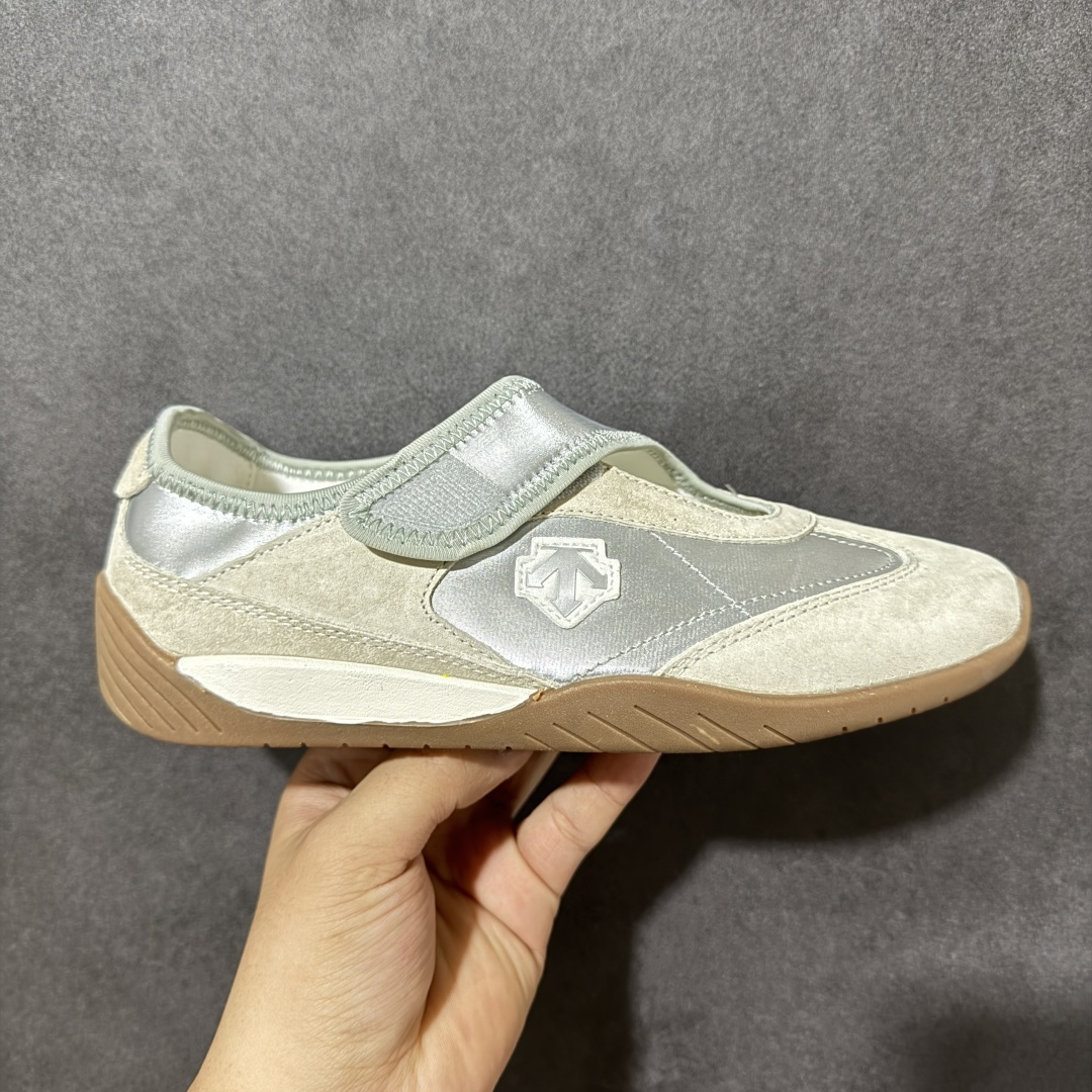 NO:854551,Local support stores [Corporate level] DESCENTE CYCLING series ballet Mary Jane thin-soled sneakers. Designed for the integration of cycling and urban life. Inspired by ballet shoes to create a slim and lightweight silhouette. Combined with classic T-toe details, it cleverly integrates feminine temperament. The thin-soled structure improves foot touch and control feedback. Equipped with Velcro strap design. It fits the instep securely and is easy to put on and take off. Confidently control the style and function from cycling to daily leisure.  Item number: D6232CSN62 Size: 35 36 36.5 37.5 38 38.5 39 40 Code FJB250260,,mary jane,sneakers19860909本地 支持放店【公司级】迪桑特DESCENTE CYCLING系列 芭蕾 玛丽珍 薄底运动鞋 专为骑行与都市生活融合设计 以芭蕾舞鞋为灵感 打造纤薄轻盈的鞋身轮廓 结合经典T头细节 巧妙融入女性柔美气质 薄底结构提升足部触感与控车反馈 搭配魔术贴搭带设计 稳固贴合脚背且穿脱便捷 从骑行运动到日常休闲 自信驾驭风格与功能 货号:D6232CSN62 尺码:35 36 36.5 37.5 38 38.5 39 40 编码FJB250260,,mary jane,sneakers,Men's shoes