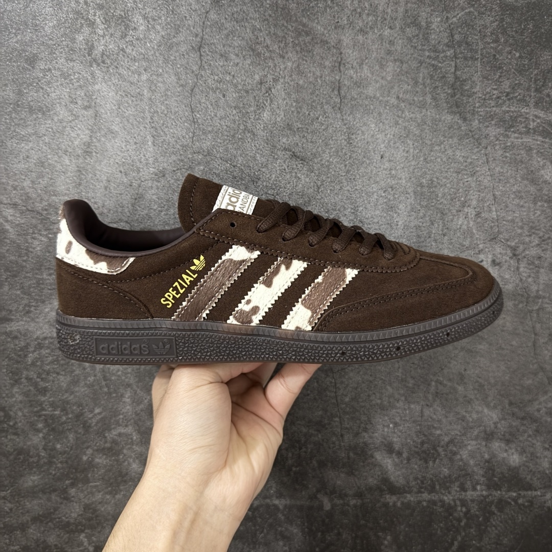 【纯原Y版】Adidas Handball Spezial 三叶草手球球德训鞋 全鞋采用yezzy500一样的皮料 进口长绒皮，特殊工艺技术 原盒包装 牛筋耐磨大底 承载青春情怀的板鞋，是现在潮男靓女上脚的大热鞋款 经典三条杠装饰鞋侧 品牌辨识度清晰 货号：KJ7422 尺码：36 36.5 37 38 38.5 39 40 40.5 41 42 42.5 43 44 44.5 45-选品中心