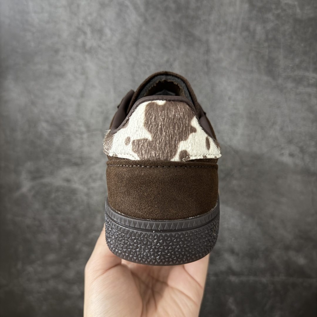 图片[4]-【纯原Y版】Adidas Handball Spezial 三叶草手球球德训鞋 全鞋采用yezzy500一样的皮料 进口长绒皮，特殊工艺技术 原盒包装 牛筋耐磨大底 承载青春情怀的板鞋，是现在潮男靓女上脚的大热鞋款 经典三条杠装饰鞋侧 品牌辨识度清晰 货号：KJ7422 尺码：36 36.5 37 38 38.5 39 40 40.5 41 42 42.5 43 44 44.5 45-选品中心