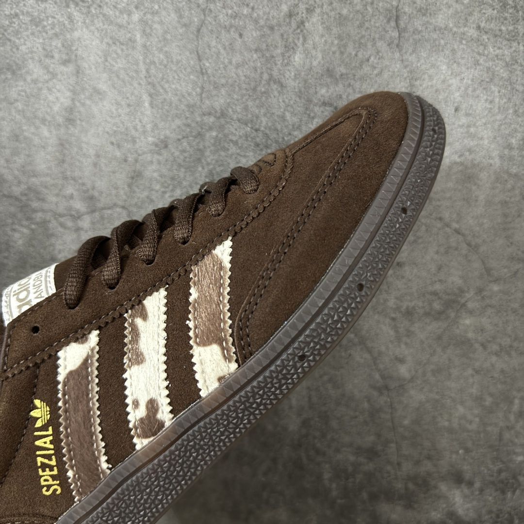 图片[6]-【纯原Y版】Adidas Handball Spezial 三叶草手球球德训鞋 全鞋采用yezzy500一样的皮料 进口长绒皮，特殊工艺技术 原盒包装 牛筋耐磨大底 承载青春情怀的板鞋，是现在潮男靓女上脚的大热鞋款 经典三条杠装饰鞋侧 品牌辨识度清晰 货号：KJ7422 尺码：36 36.5 37 38 38.5 39 40 40.5 41 42 42.5 43 44 44.5 45-选品中心
