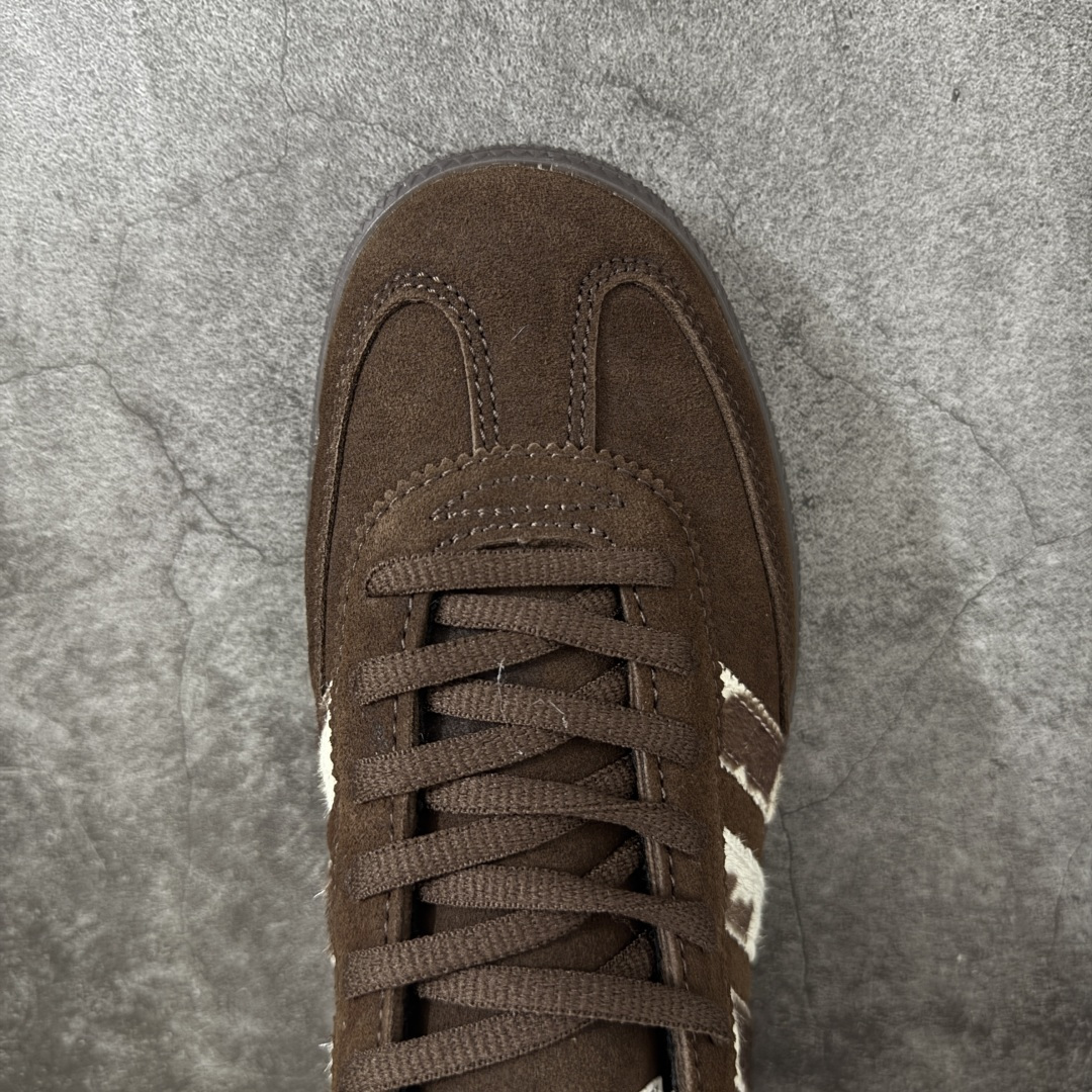 图片[5]-【纯原Y版】Adidas Handball Spezial 三叶草手球球德训鞋 全鞋采用yezzy500一样的皮料 进口长绒皮，特殊工艺技术 原盒包装 牛筋耐磨大底 承载青春情怀的板鞋，是现在潮男靓女上脚的大热鞋款 经典三条杠装饰鞋侧 品牌辨识度清晰 货号：KJ7422 尺码：36 36.5 37 38 38.5 39 40 40.5 41 42 42.5 43 44 44.5 45-选品中心