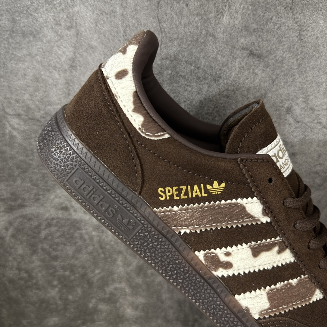 图片[7]-【纯原Y版】Adidas Handball Spezial 三叶草手球球德训鞋 全鞋采用yezzy500一样的皮料 进口长绒皮，特殊工艺技术 原盒包装 牛筋耐磨大底 承载青春情怀的板鞋，是现在潮男靓女上脚的大热鞋款 经典三条杠装饰鞋侧 品牌辨识度清晰 货号：KJ7422 尺码：36 36.5 37 38 38.5 39 40 40.5 41 42 42.5 43 44 44.5 45-选品中心